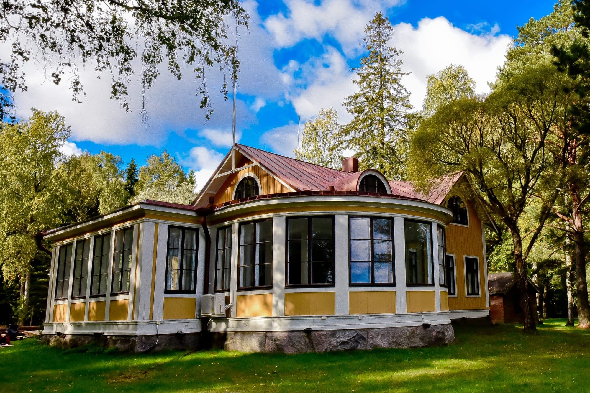 Hurmaava Villa Ivan Falin on puutalo häihin meren rannalla Vuosaaressa