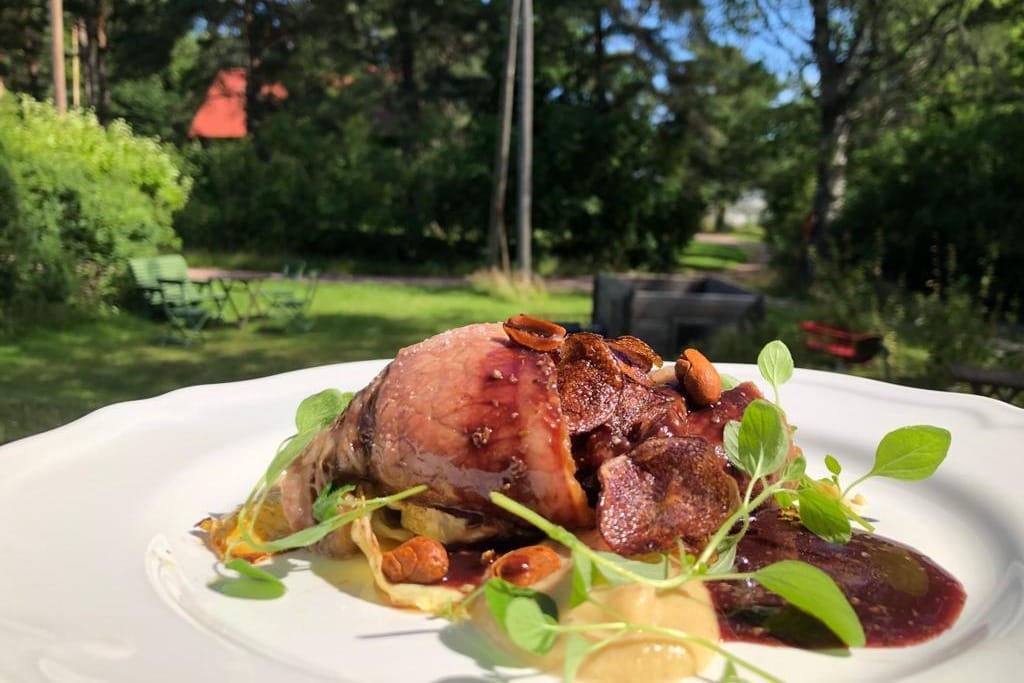 Aristokokit Cateringin tarkkaan aseteltu annos tuo elegantin tunnelman juhlaan