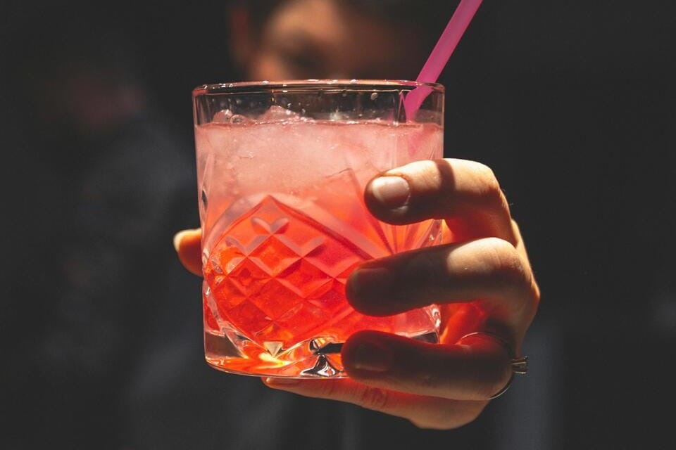 Baarimikko Lucas loihtii upeat cocktailit ja mocktailit juhliisi