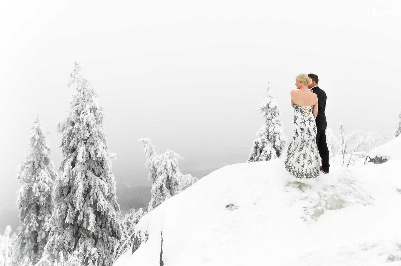 Markus Metsänen Photographyn näyttävä hääkuva lumen peittämissä maisemissa
