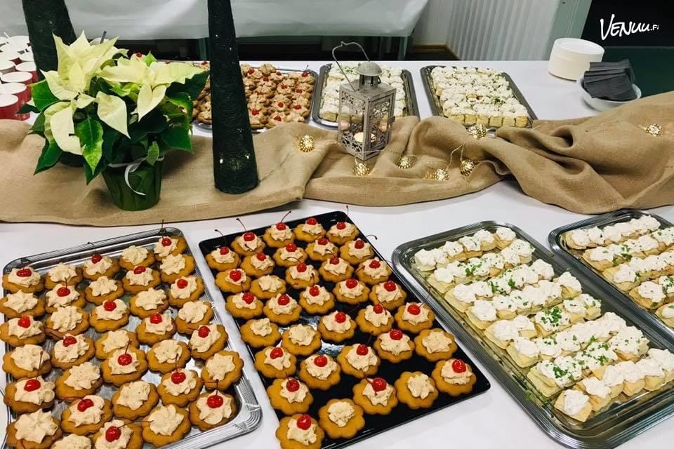 Pitopalvelu Pito-Jussin cocktailpalat toimivat loistavasti isoissa juhlissa