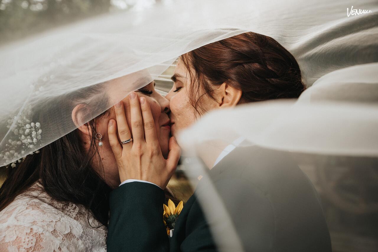 Yhdessä Photographyn ihana hääkuva naisparista hunnun alla