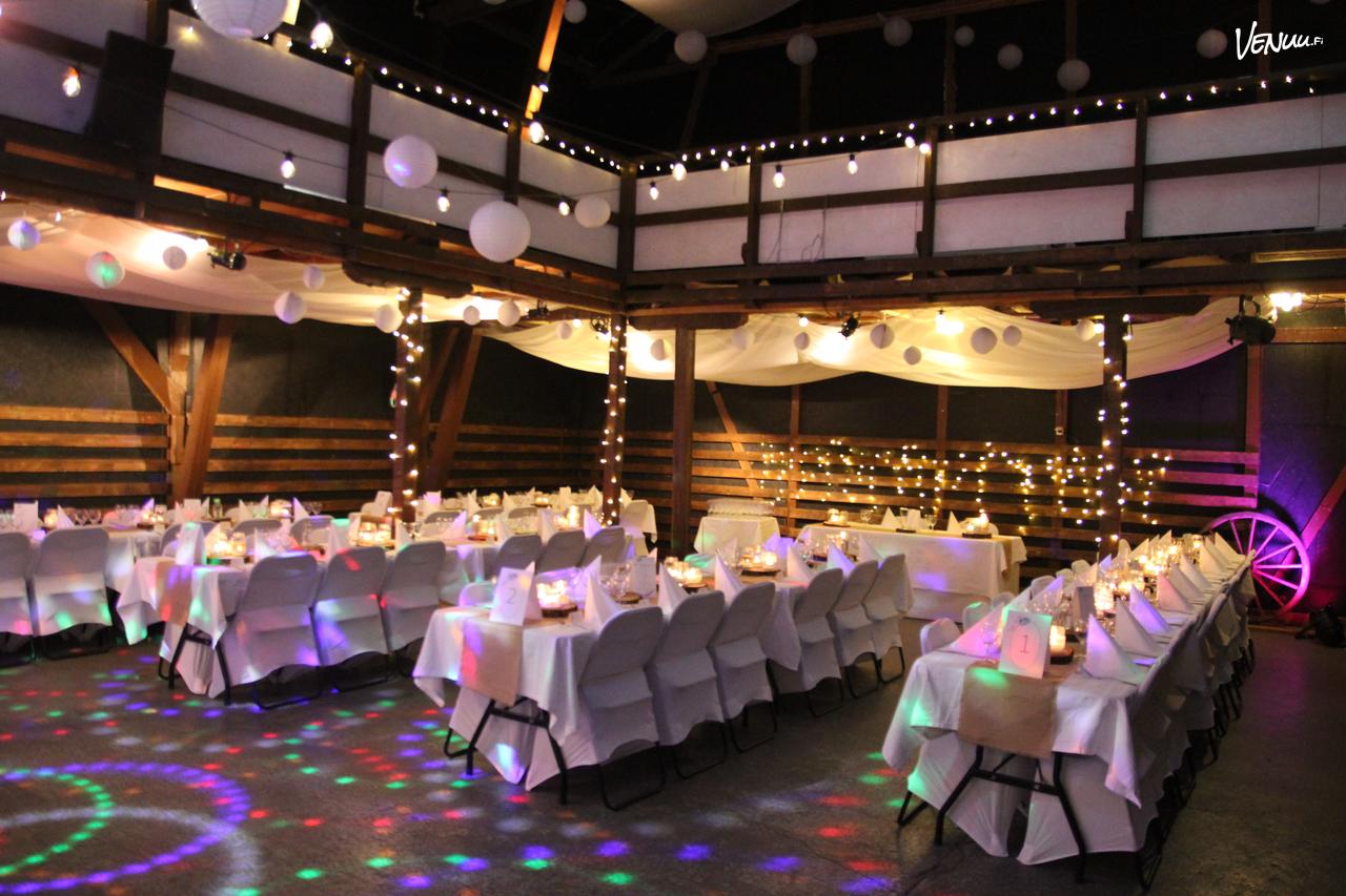 Rustiikkinen Espoon Talli on tunnelmallinen juhlatila, jossa onnistuu suuremmatkin häät