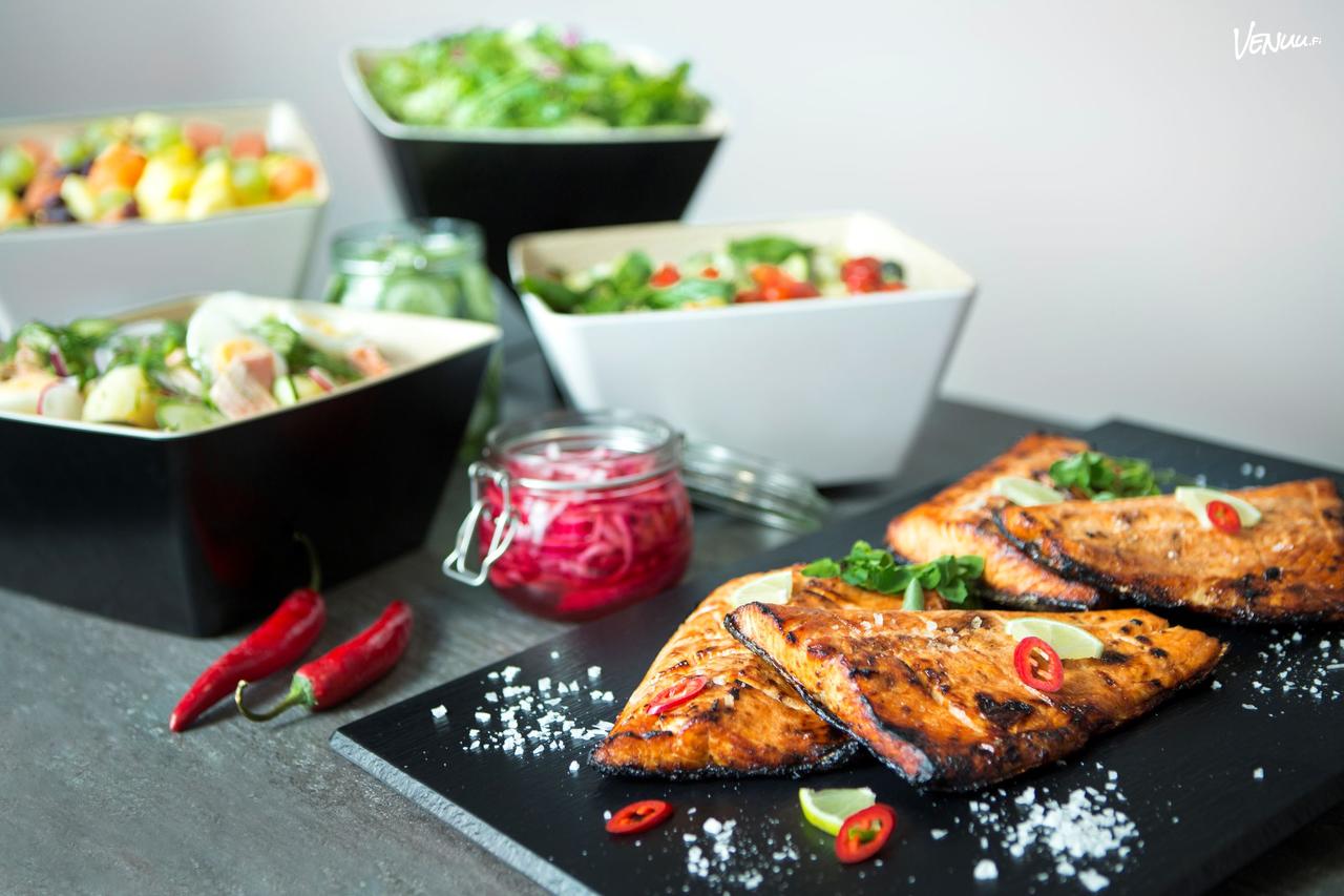 Ninan Keittiön Cateringin herkulliset salaatit ja grillatut lohet vakuuttavat jokaisen vieraan