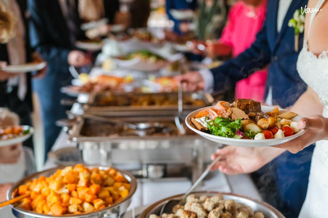 Pepper Cateringin tarjoilut vielä kielet mennessään niin häissä kuin muissa juhlissa Pirkanmaalla
