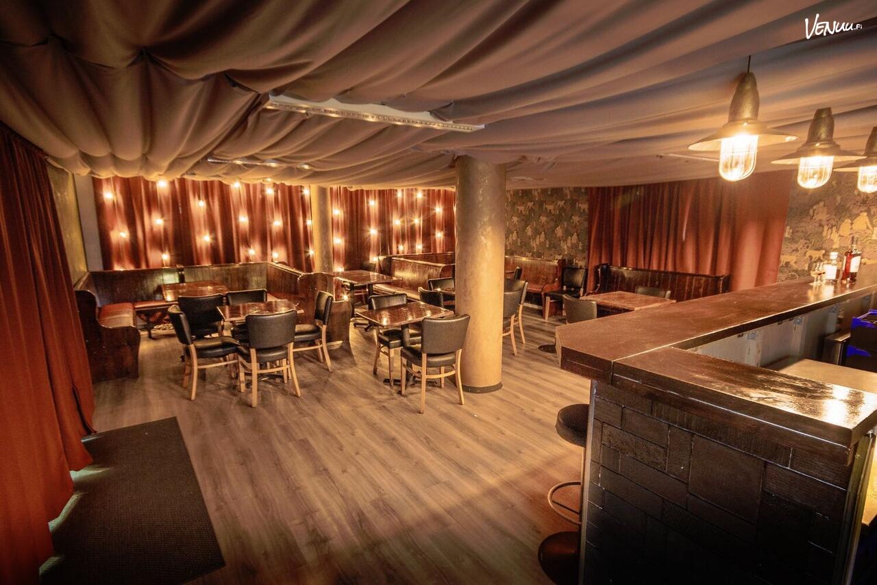 Persoonallinen steampunk-tyylinen biletila Espoon Otaniemessä, jossa on näyttävä cocktailbaari.