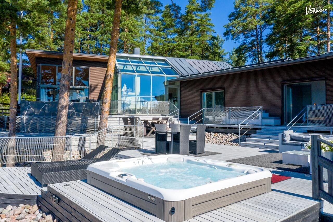 Airiston Lumous, moderni merellinen vuokrahuvila Turun saaristossa Paraisilla, omalla rannalla, saunalla ja ulkoporealtaalla.