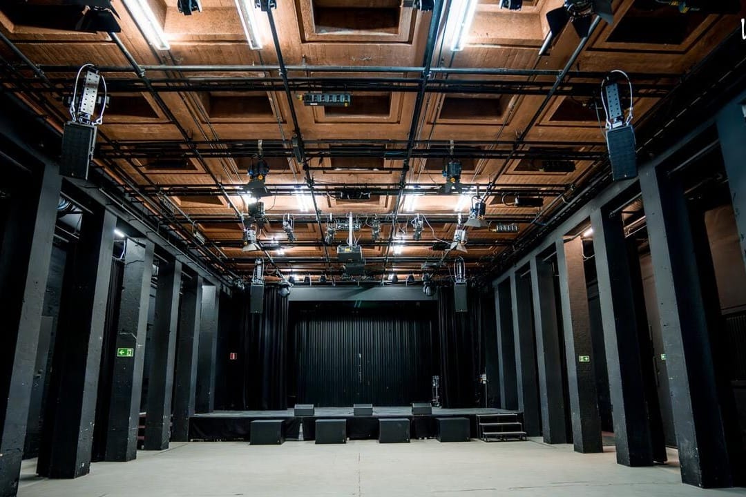 Alōn historiallinen Art Deco -henkinen Pylvässali näyttävine pylväineen Helsingin Kalliossa.