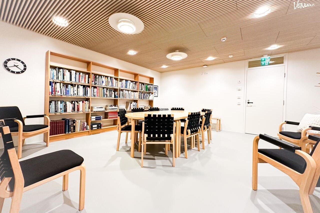 Alvar Aalto -museon tunnelmallinen kirjasto Jyväskylässä arkkitehtuuri- ja designkirjallisuuden ympäröimänä.