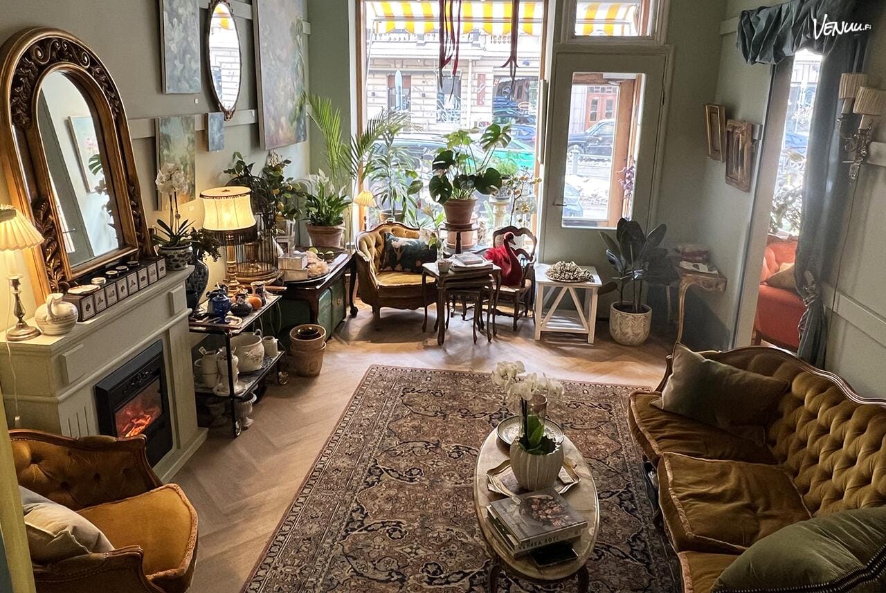Ateljé Loungen elegantti ranskalaishenkinen tila Helsingissä, kukkia, taidetta ja antiikkisia sisustuselementtejä.