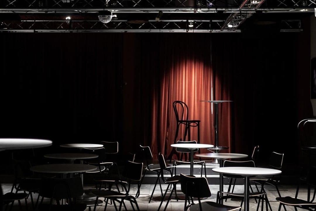 Botta Eventsin Tina-Klubi Helsingissä, rento tapahtumatila omalla baarilla ja esiintymislavalla.