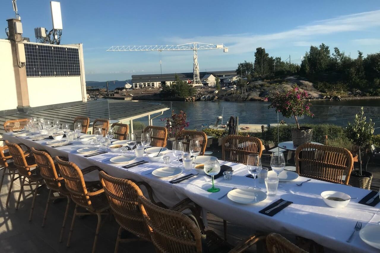 Cafe Caruselin merellinen kattoterassi Helsingin Merisatamanrannassa kesäjuhlia varten