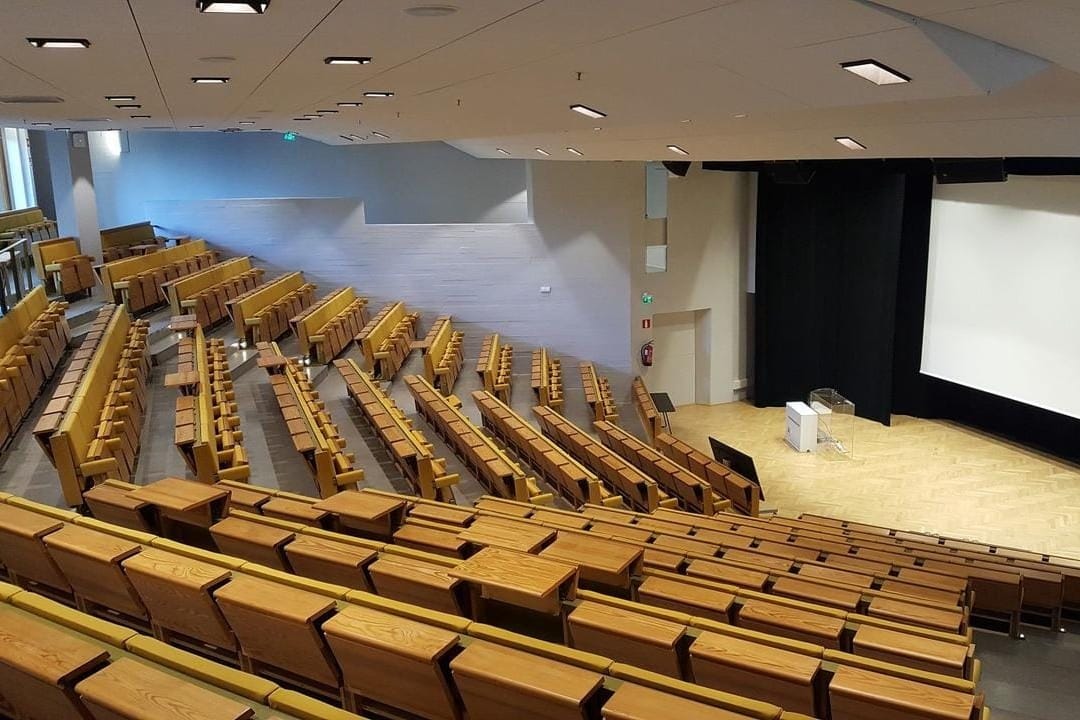 Dipolin Lumituuli on suuri auditorio Aalto-yliopiston päärakennuksessa Espoon Otaniemessä.