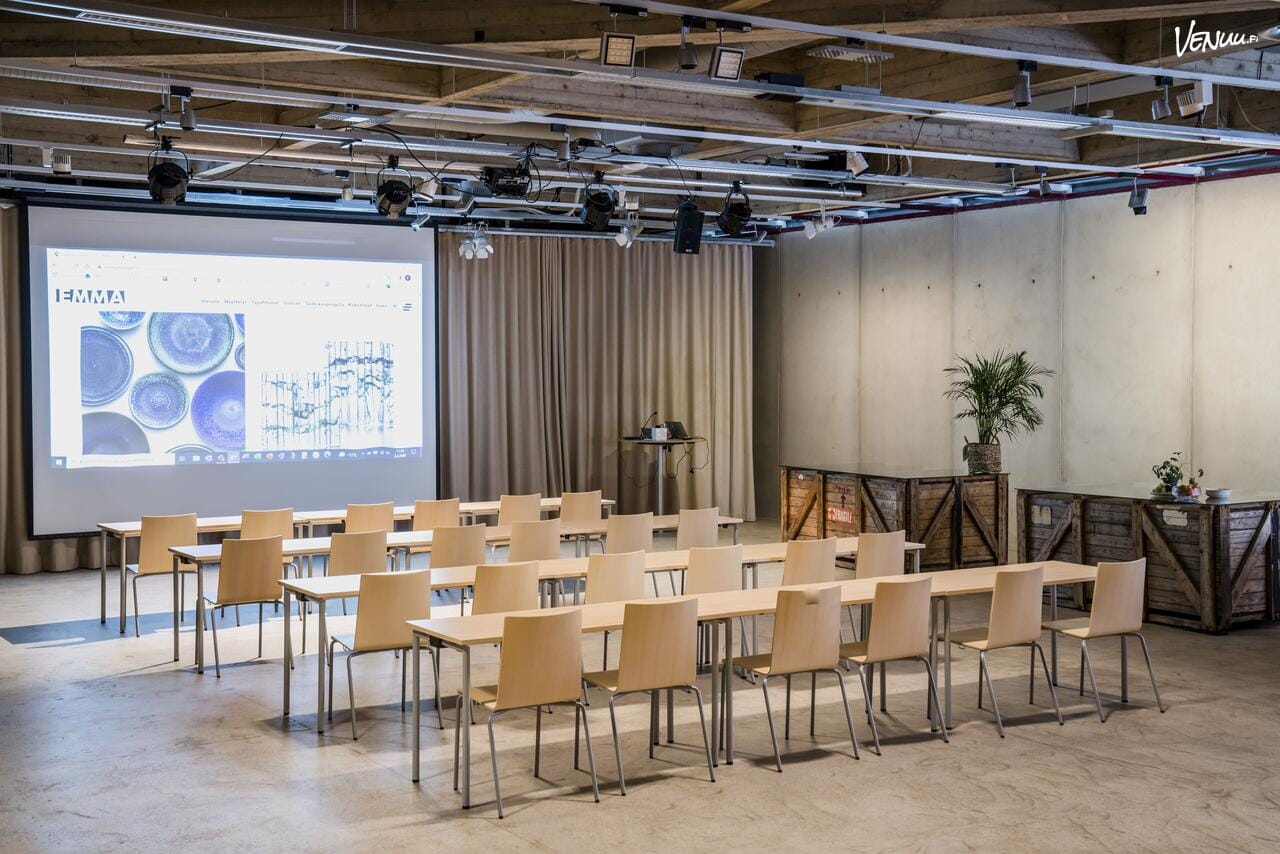 EMMAn Aitio on taiteen ympäröimä seminaari- ja tapahtumatila Espoon Tapiolassa.
