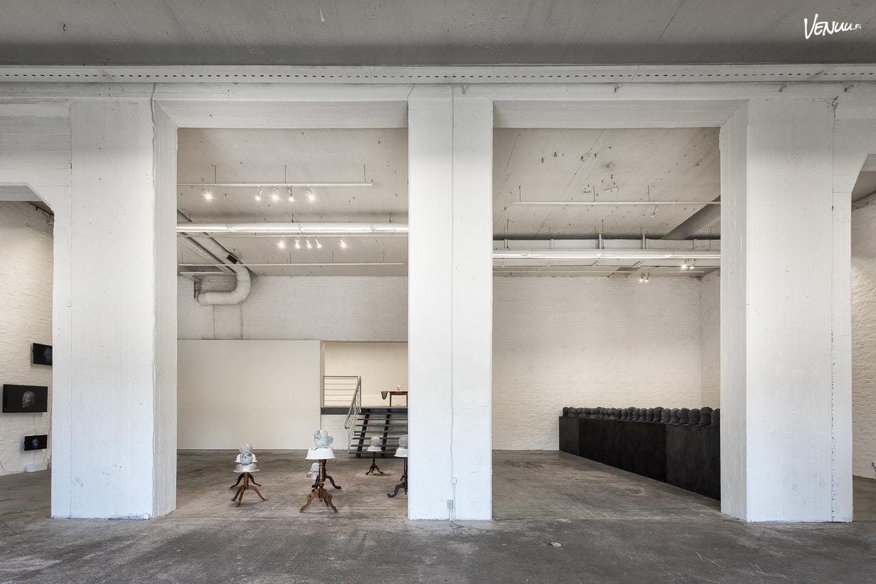 Galleria Forum Boxin korkea ja avara nykytaidegalleria Helsingin Ruoholahdenrannassa.