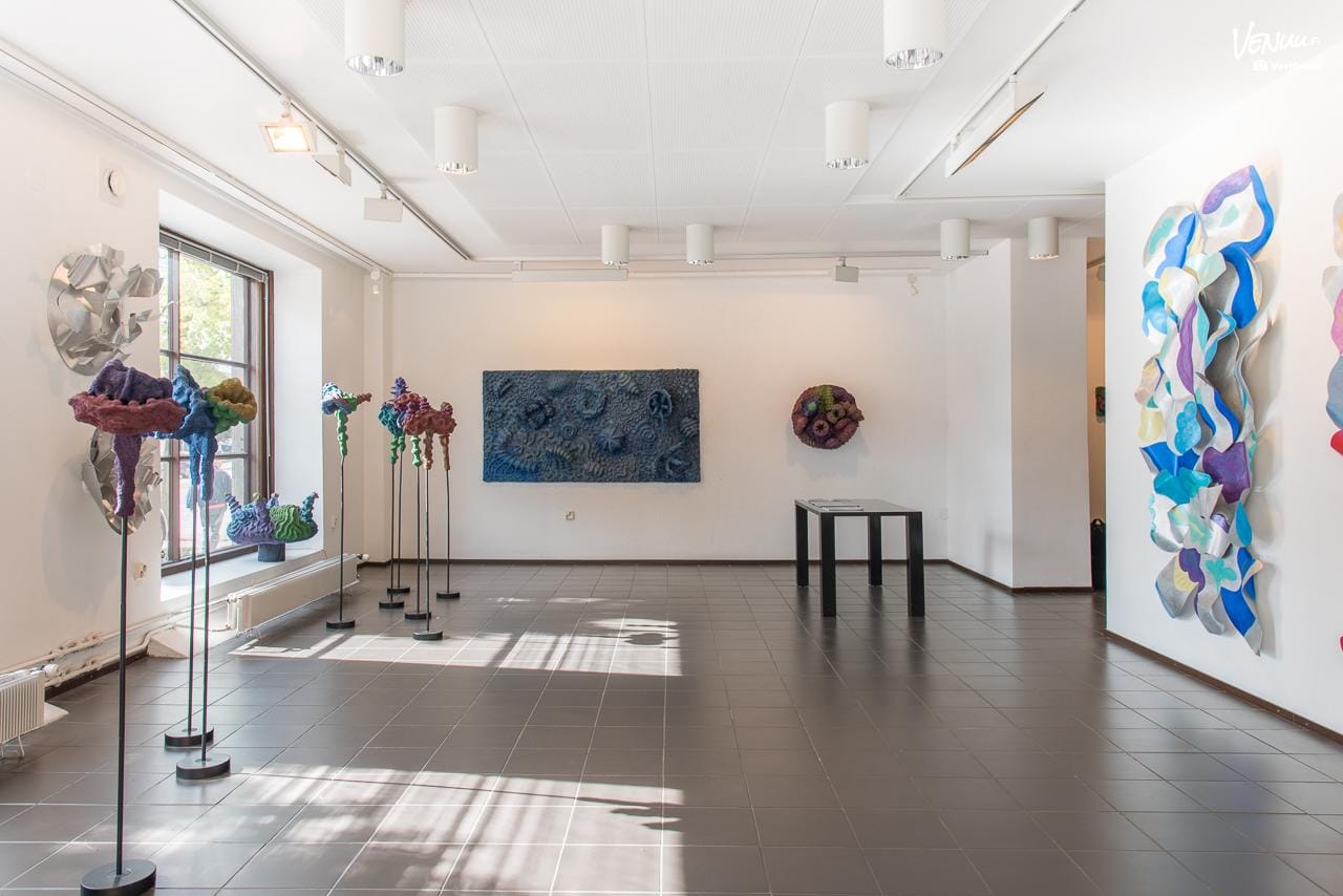 Galleria Pirkko-Liisa Topeliuksen valoisa ja avara näyttelytila Helsingin Hietalahdenrannassa.