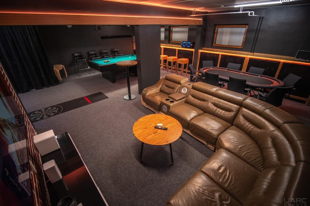 UARC Events Sauna & Basement Malmin saunatila, biljardipöytä ja viihdealue Helsingin Malmilla.