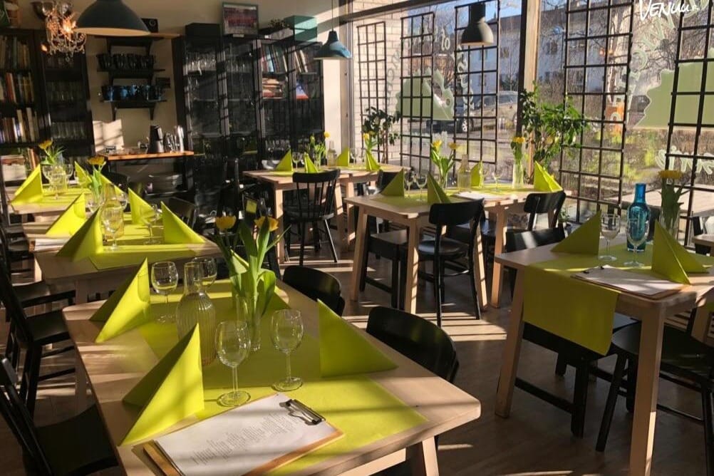 Nykyaikainen ja tyylikäs Hof's Sandwicheria & Brasserie rennohkoihin juhliin ja iltatilaisuuksiin.
