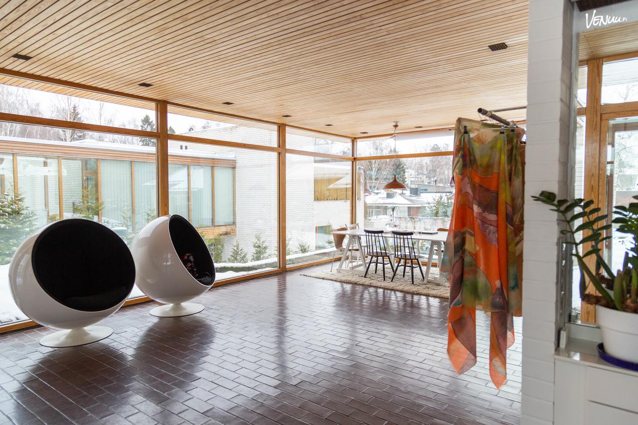 Ivana Helsinki Housen valoisa 1970-luvun ateljeetalo ja persoonallinen suomalainen designmiljöö.