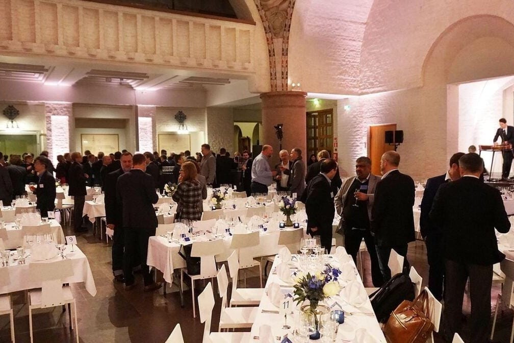 Kansallismuseon Freskohalli Helsingissä, korkea holvattu juhlasali ja Akseli Gallen-Kallelan freskot.