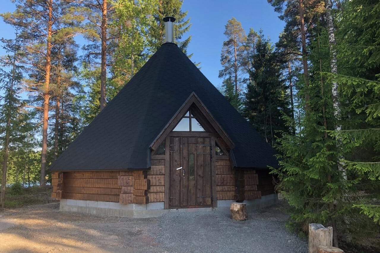 Kiponniemen toimintakeskuksen kahdeksankulmainen kota, jonka keskellä on nuotiopaikka.