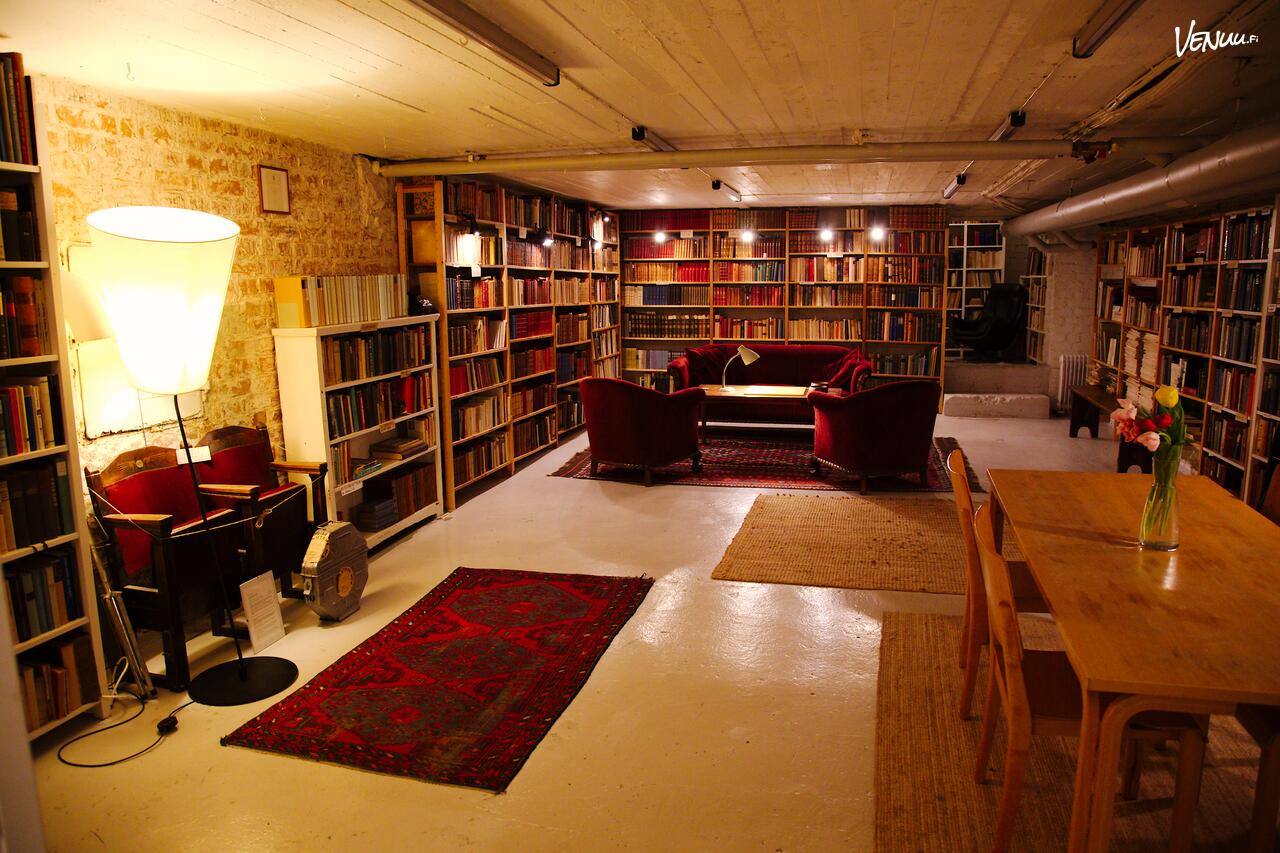Hämyisä ja elegantti Kirjakabinetti pieniin syntymäpäiväillallisiin Nervanderinkadulla Helsingissä.