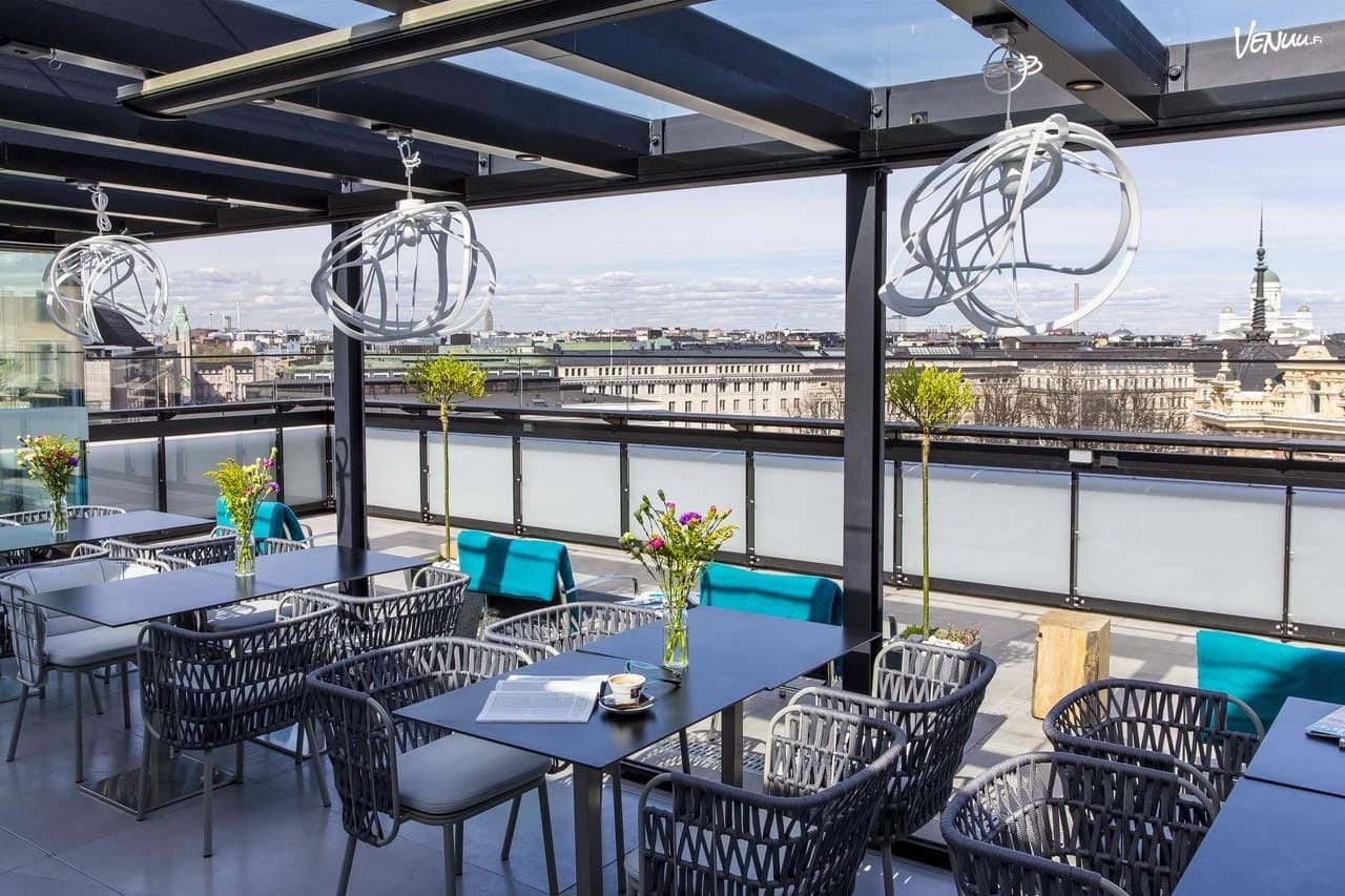 Klaus K Sky Terrace, lasitettu ja lämmitetty kattoterassi Helsingin keskustan yllä. 