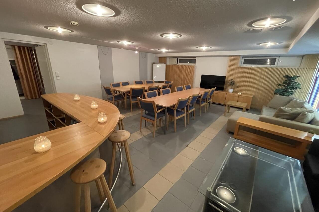 Kyläsauna Oulun keskustassa rentoihin juhliin, kokouksiin ja sauna-iltoihin.