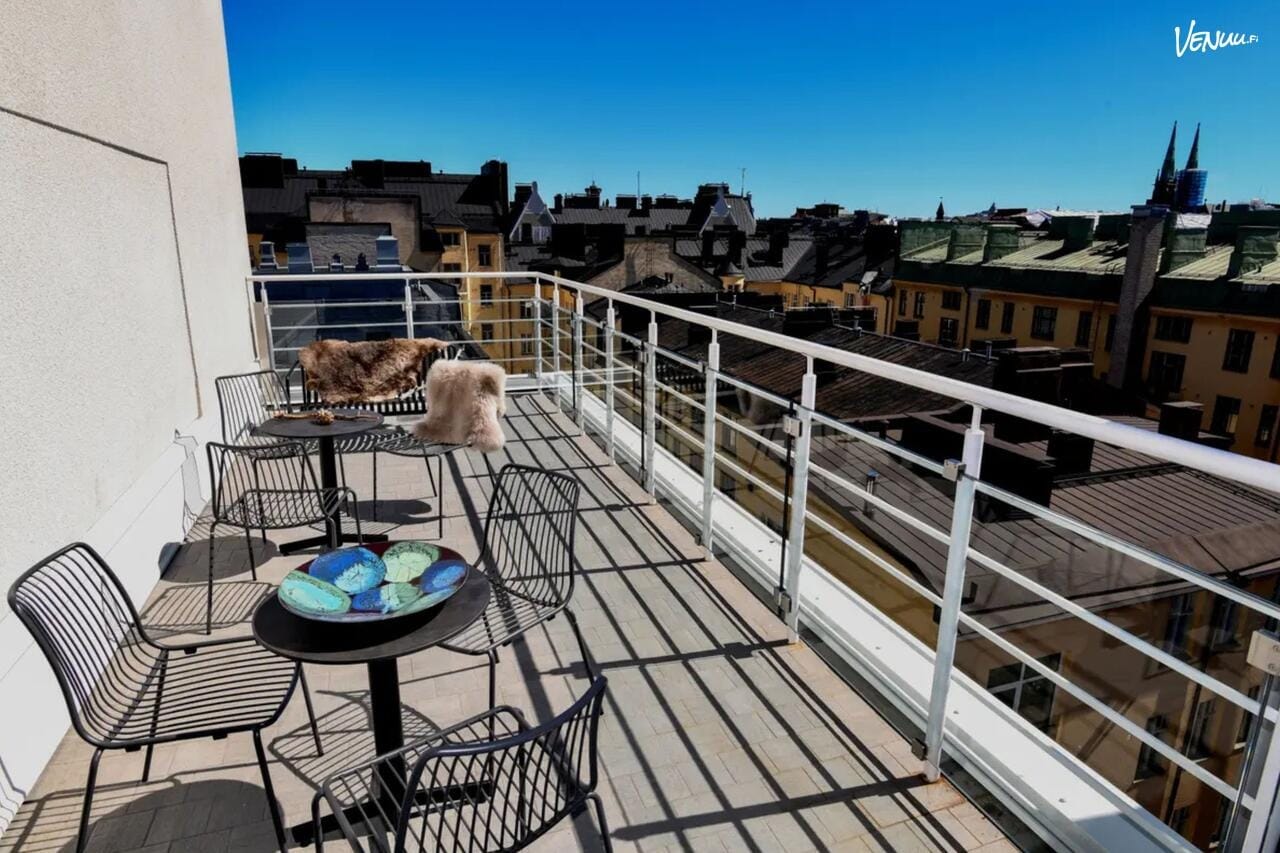 Lapland Hotels Bulevardin Lumo-kattoterassi Helsingissä ja näkymät Punavuoren kattojen ylle. 