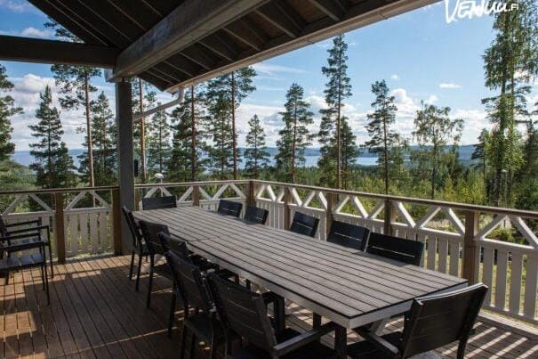 Lumitähti-hirsihuvila Muuramessa järvimaisemien, saunan ja terassin äärellä.