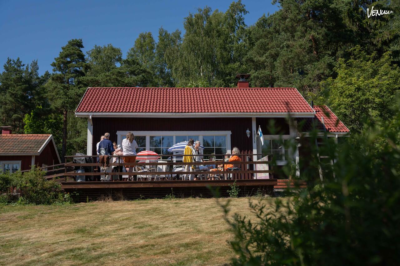 Mestarimaarin monipuolinen juhlatila, sauna ja terassi Espoon keskuspuiston läheisyydessä.