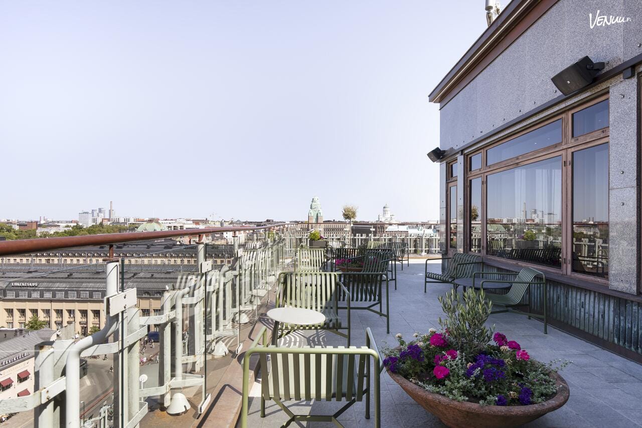 Original Sokos Hotel Vaakunan näköalasauna ja oleskelutila Helsingin keskustassa sekä yhteys kattoterassille.
