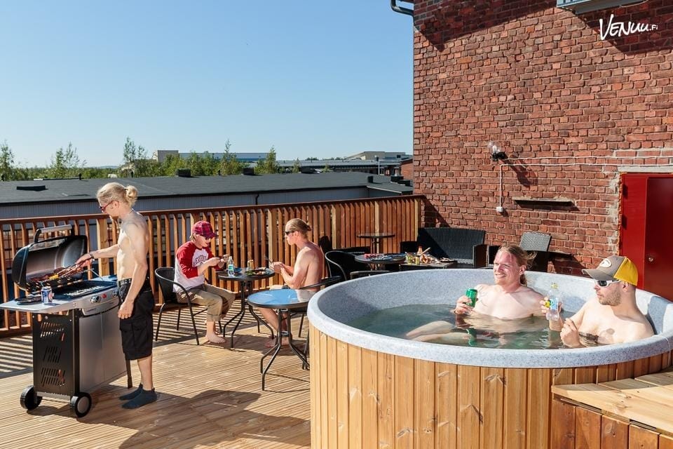 Oulun Kiipeilykeskuksen sauna- ja kokoustilat kattoterassilla Toppilan vanhassa voimalassa.