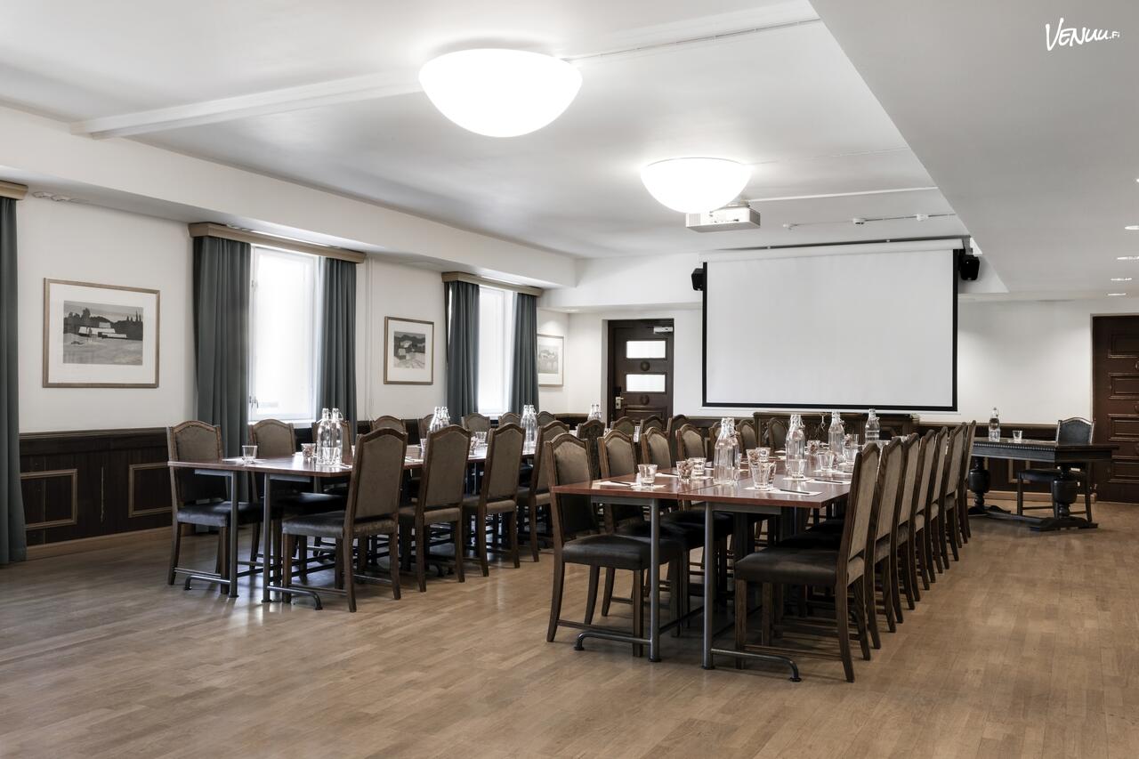 Historiallisen Grand Hotel Tammerin valoisa Teknillisen seuran kabinetti juhliin ja illallisiin Tampereen keskustassa.