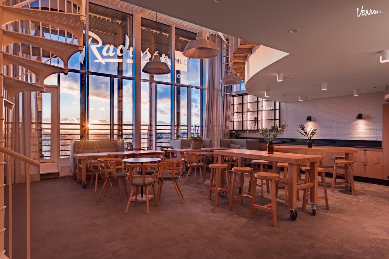 Radisson Blu Seaside Hotelin Katto Lounge Helsingissä, merinäköalallinen kattoterassi, lounge ja yksityissauna.