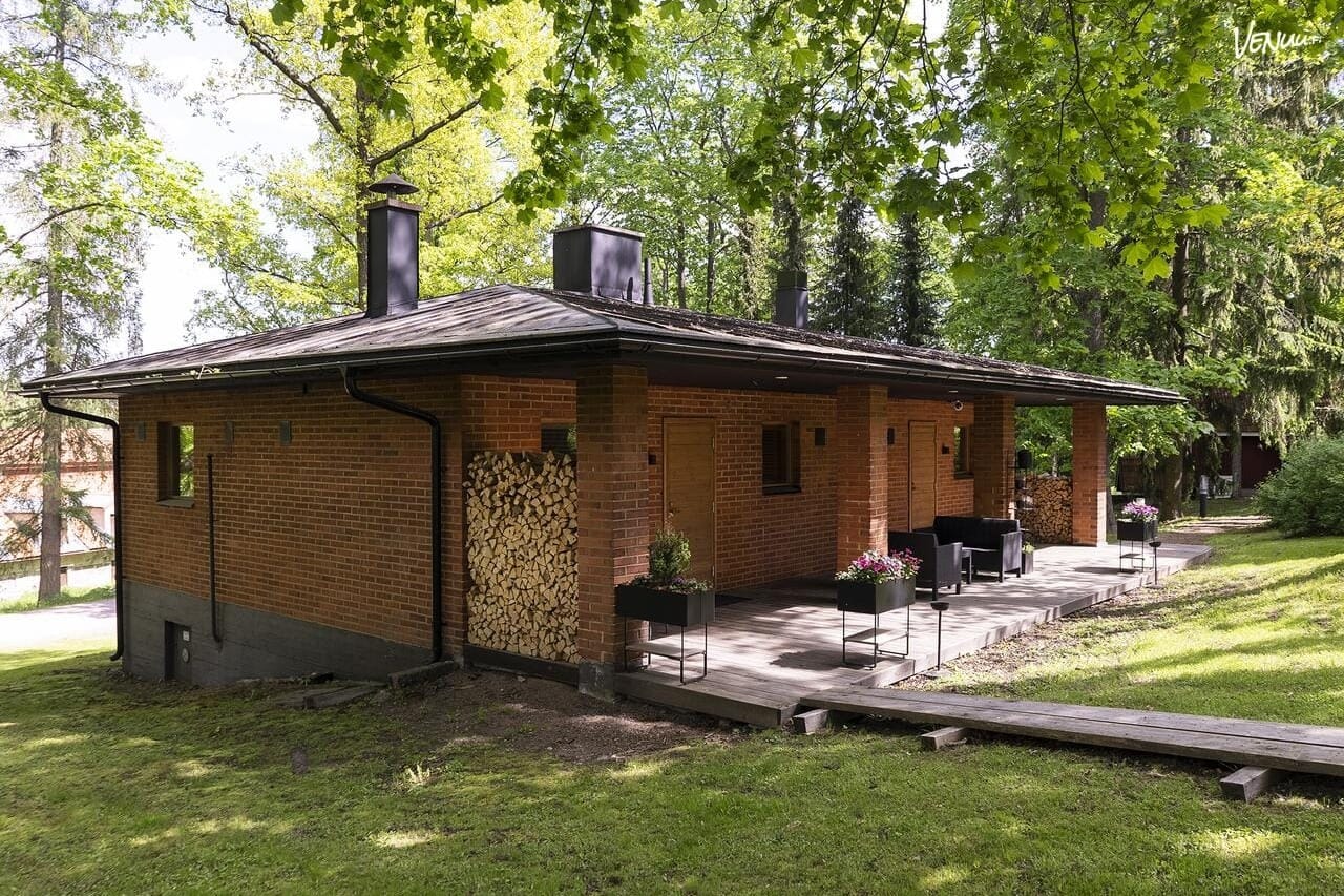 Ravintola Backaksen Tiilitehtaan Sauna ja vilvoitteluterassi historiallisessa kartanomiljöössä Vantaalla.