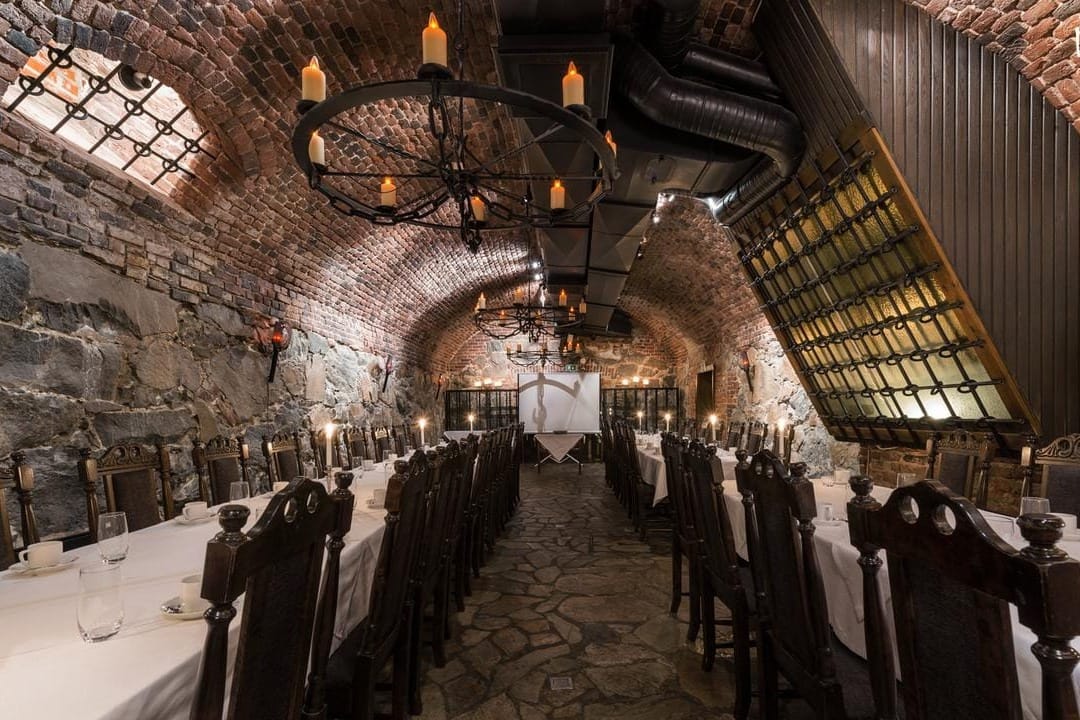 Ravintola Musta Lammas, historiallinen ja tunnelmallinen hääpaikka Kuopiossa upeissa kellariholveissa.