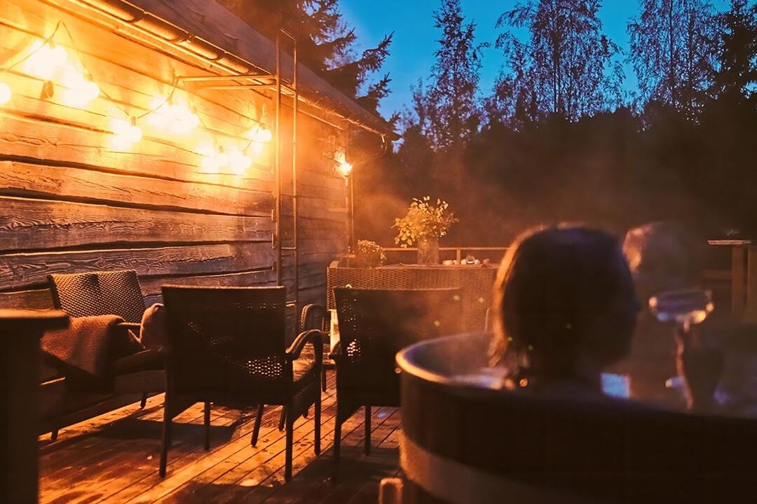 Rosbackan perinteinen puulämmitteinen hirsisauna, palju ja grillikota Vantaan Riipilässä.
