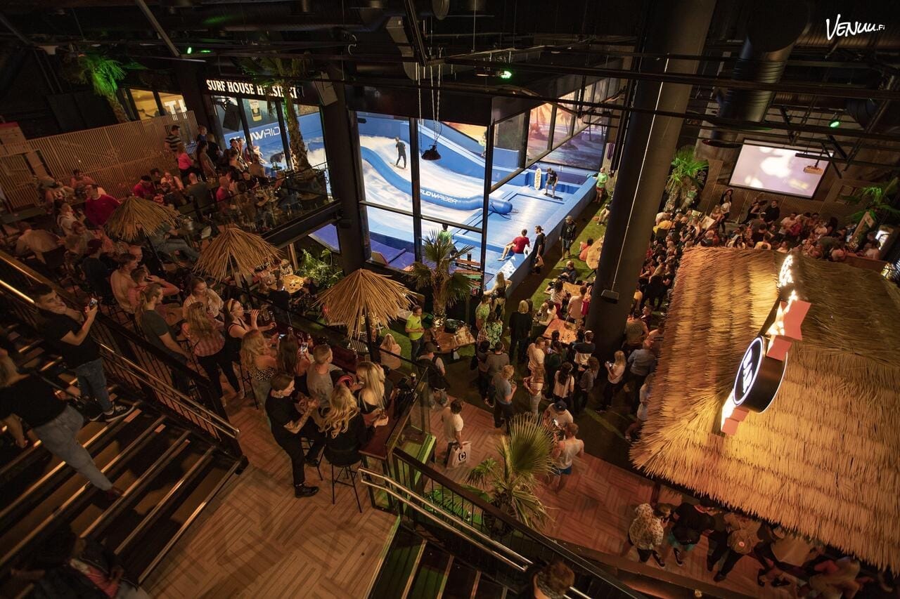 Surf House Helsingin trooppinen tapahtumatila ja surffiaaltokone yritysten elämyksellisiin pikkujouluihin.