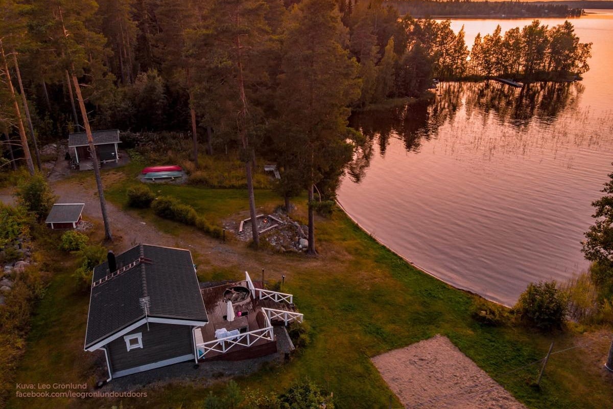 Tahlo Hillhouse, moderni vuokramökki Ylöjärvellä Tampereen lähellä, saunalla, paljulla ja upeilla Näsijärven maisemilla.