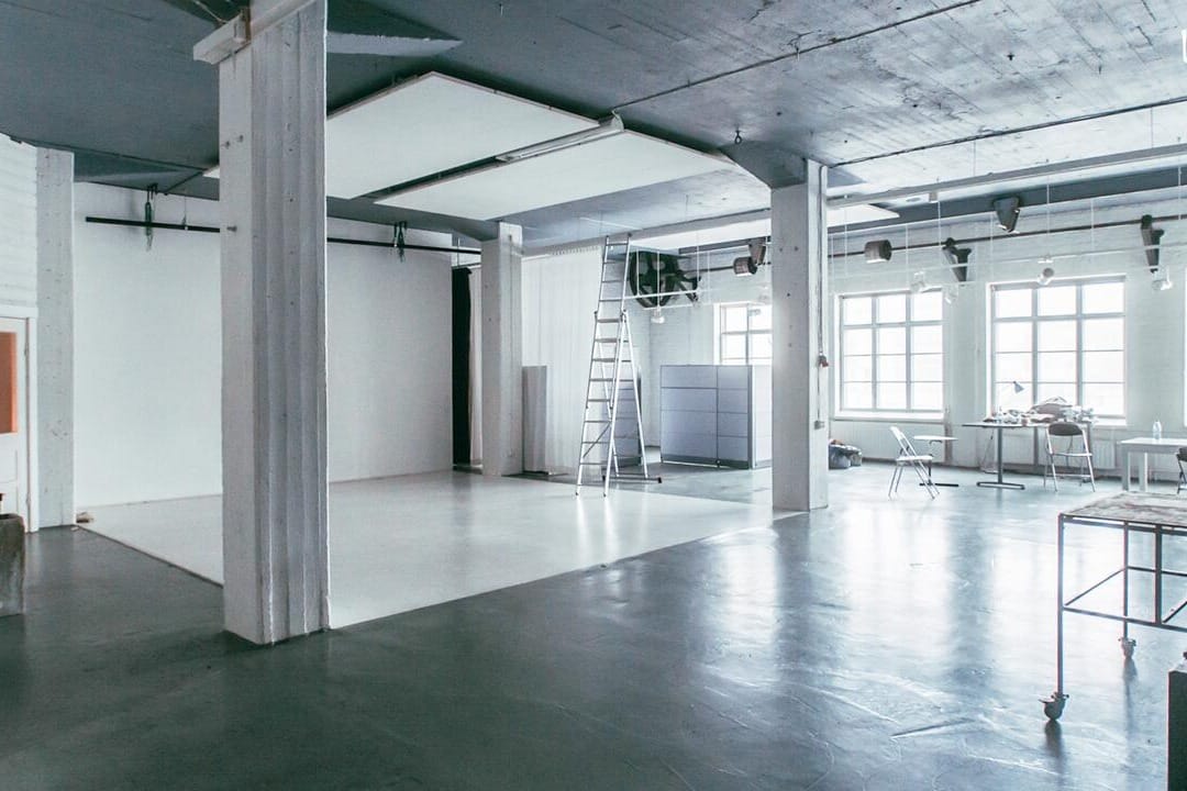 Tehdas Teatterin Jokistudio Manillan kulttuurikeskuksessa Turussa, valoisa ja monikäyttöinen tapahtumatila.