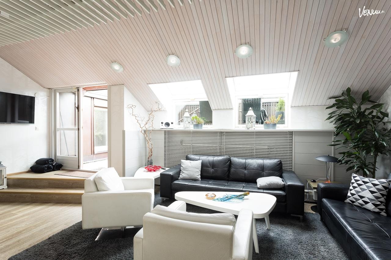 Top Lounges Kattohuoneiston kattoterassi, loungealueet ja saunatilat Helsingin Eteläesplanadilla.