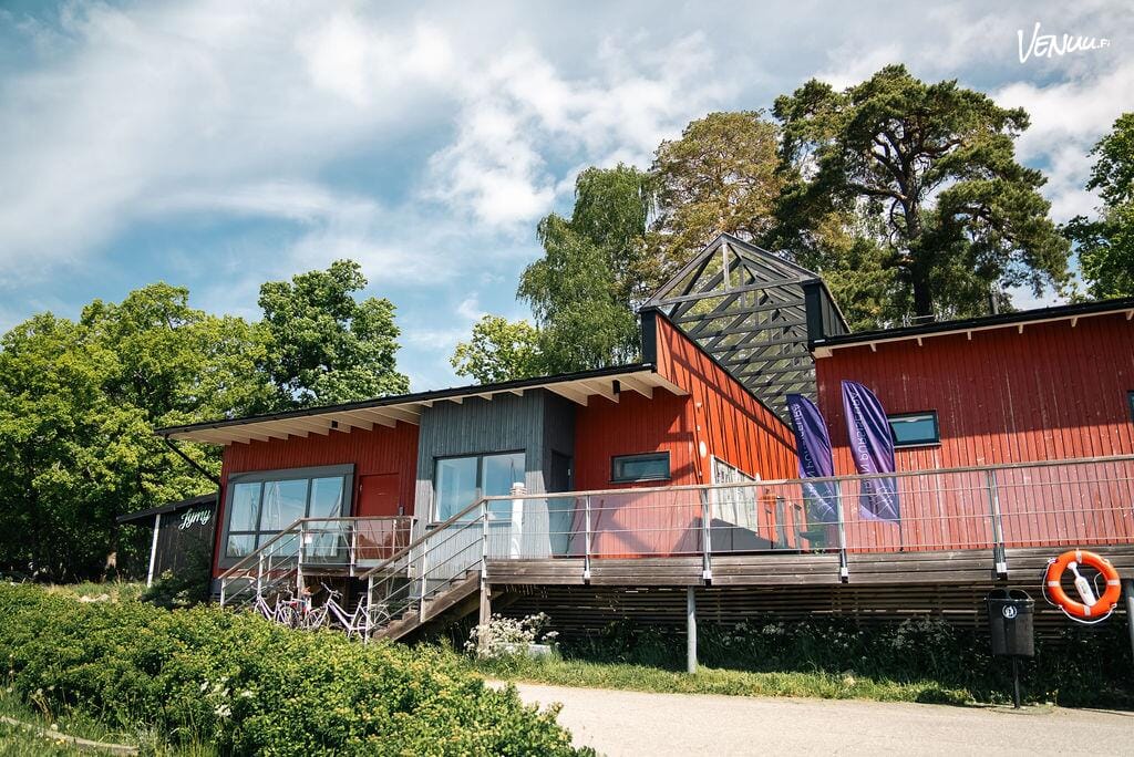 Turun Pursiseuran Heikki Bang -sali, valoisa ja merellinen juhlatila Ruissalossa.