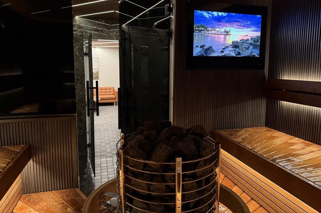 Moderni Vaaralan sauna ja lounge-tila yksityisiin sauna-iltoihin Vantaalla.