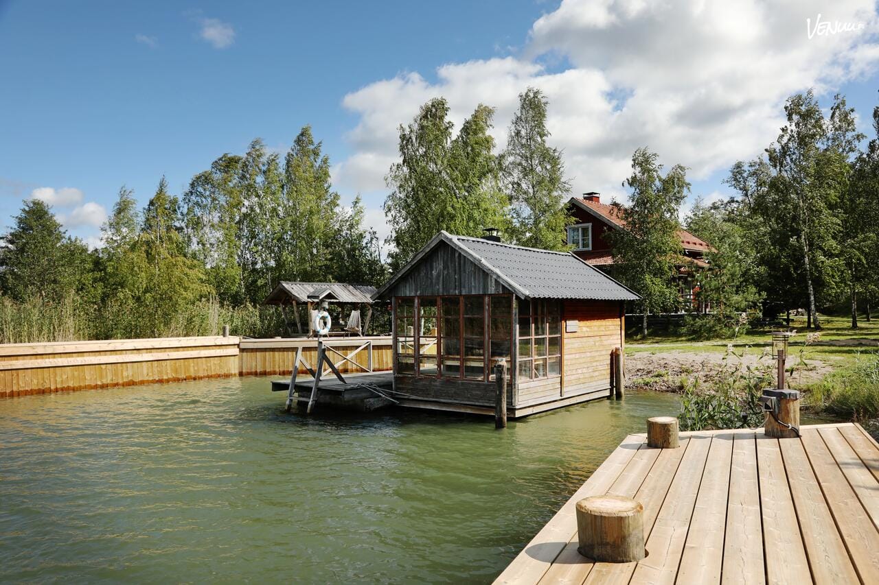 Villa Apollo Savusauna, merellinen merenrantahuvila Paraisilla Turun saaristossa, kelluvalla savusaunalla ja lämminvesipaljulla.