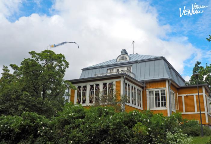Merellinen Villa Pentryn alakerta lasiverantoineen ja juhlasaleineen Espoossa.