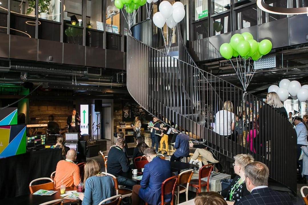 Wonderlandin urbaani ja teollishenkinen tapahtumatila näyttävine kattovalaisimineen Helsingin Vallilassa.