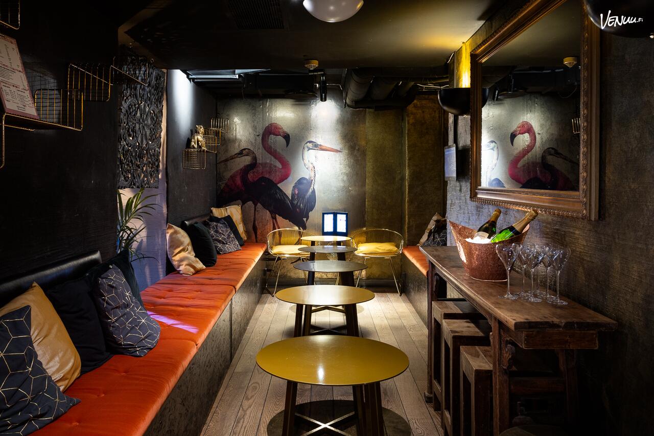 Yksityinen VIP Lounge ja elämyskaraoke Helsingin keskustassa rentoihin syntymäpäiväjuhliin.