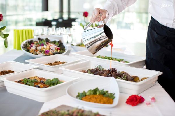 11 pitopalvelua Hämeenlinnassa onnistuneisiin juhliin