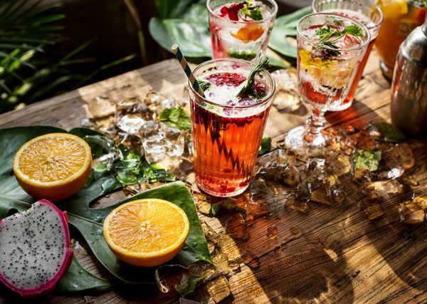 6+7 alkoholitonta juomaa juhliin – raikkaat mocktail reseptit ja valmiit vaihtoehdot! 🍓🥂